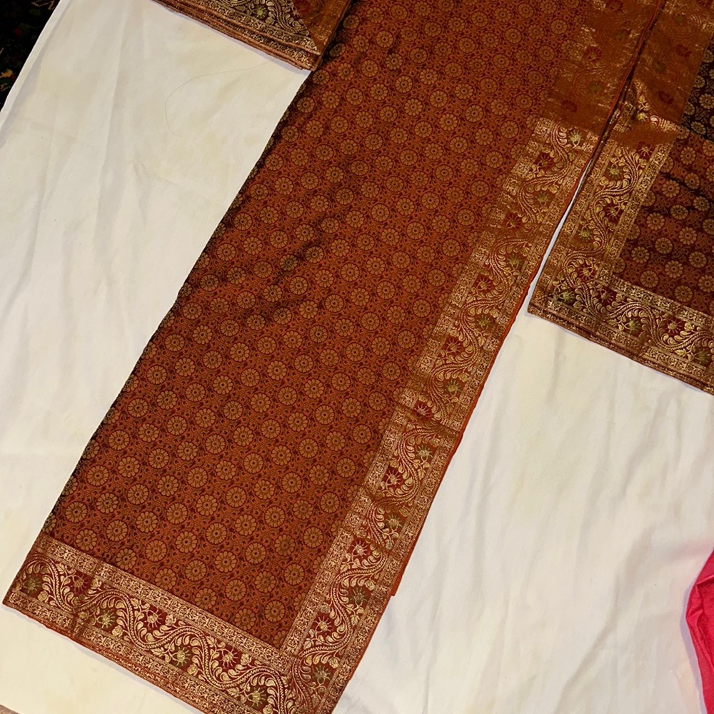 Brown silk bedsheet with 6 pillow covers